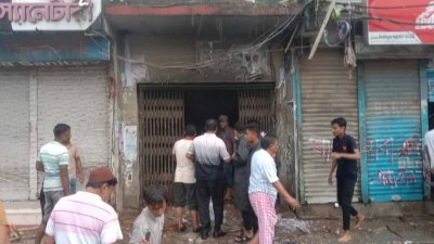 ঘণ্টাব্যাপী চালানো হয় তাণ্ডব (ছবি: বাংলা ট্রিবিউন)