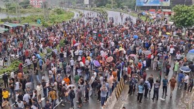 বৃষ্টিবাধা উপেক্ষা করে মহাসড়কে শিক্ষার্থীরা (ছবি: বাংলা ট্রিবিউন)