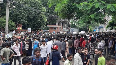 বিশ্ববিদ্যালয়ের সামনে জড়ো হচ্ছেন শিক্ষার্থীরা