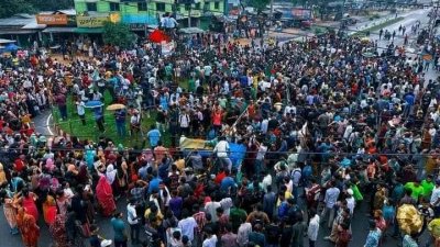 সড়কে সড়কে বিক্ষোভ এবং অবস্থান কর্মসূচিতে যোগ দেন বিপুলসংখ্যক শিক্ষার্থী