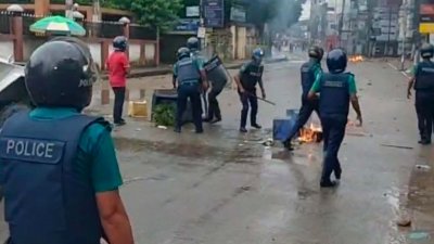 সিলেটে বৈষম্যবিরোধী ছাত্র আন্দোলনের কর্মসূচি চলাকালে পুলিশের সঙ্গে শিক্ষার্থীদের সংঘর্ষের ঘটনা ঘটেছে