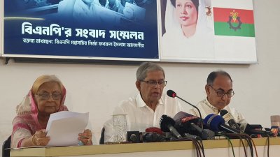 সংবাদ সম্মেলনে বক্তব্য রাখছেন মির্জা ফখরুল ইসলাম আলমগীর