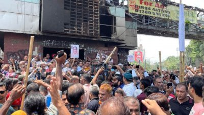 আওয়ামী লীগের নেতাকর্মীদের সঙ্গে আন্দোলনকারীদের সংঘর্ষ চলছে