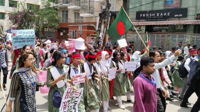 উত্তরায় জড়ো হচ্ছেন আন্দোলনকারী শিক্ষার্থীরা