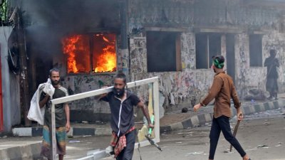পুরান ঢাকার তোপখানা রোডে নাশকতা চালায় দুর্বৃত্তরা (ছবি: ফোকাস বাংলা)