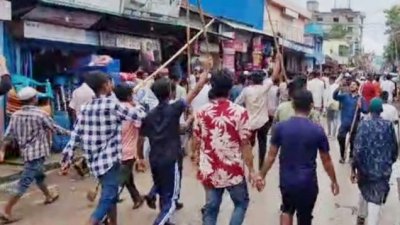 বিভিন্ন স্থানে আন্দোলনকারীদের সঙ্গে পুলিশ ও আওয়ামী লীগ নেতাকর্মীদের সংঘর্ষ হয়েছে (ফাইল ছবি)