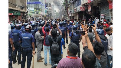 শিক্ষার্থীরা শহরের আব্দুল হামিদ সড়কে অবস্থান করছেন