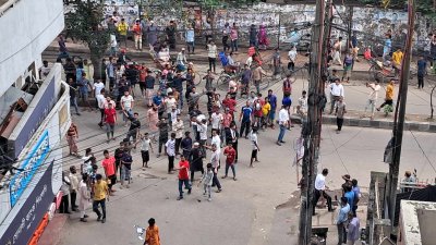আদালতের প্রধান ফটকে ইটপাটকেল ও লাঠিসোঁটা দিয়ে ভাঙার চেষ্টা করছে দুর্বৃত্তরা