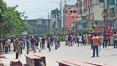 শিক্ষার্থীদের সঙ্গে আওয়ামী লীগের কর্মীদের ধাওয়া পাল্টা-ধাওয়া