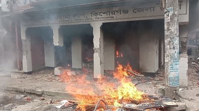 জেলা আওয়ামী লীগ কার্যালয়ে ভাঙচুর ও অগ্নিসংযোগ (ছবি: বাংলা ট্রিবিউন)