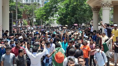 ইস্ট-ওয়েস্ট ইউনিভার্সিটির সামনে আন্দোলনকারীদের অবস্থান