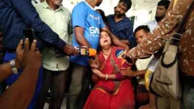 সুমনের স্ত্রীর আহাজারিতে ভারী হয়ে উঠেছে পরিবেশ (ছবি: বাংলা ট্রিবিউন)