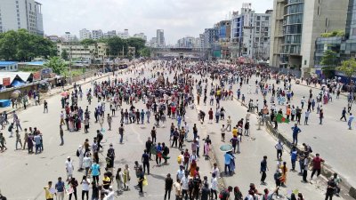 উত্তরা আজমপুর এলাকায় বিক্ষোভ