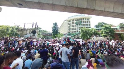 রবিবার সকাল থেকে সন্ধ্যা নাগাদ শাহবাগে অবস্থান করেন আন্দোলনকারীরা (ছবি: আতিক হাসান শুভ)