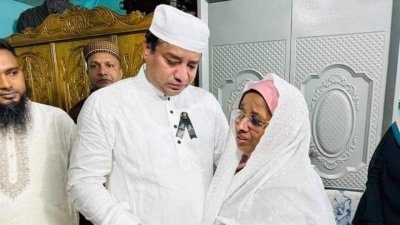 মায়ের সঙ্গে জাহাঙ্গীর আলম
