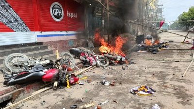 মুন্সীগঞ্জে সংঘর্ষে গাড়ি ভাঙচুর ও আগুন