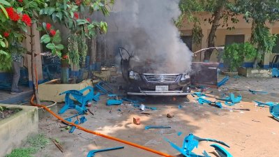টাঙ্গাইলে আওয়ামী লীগ সাধারণ সম্পাদকের গাড়িতে আগুন