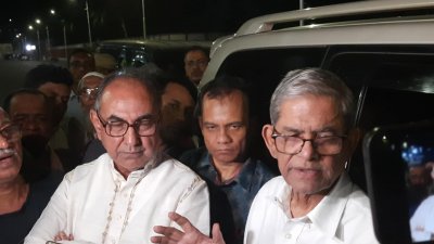 গণমাধ্যমের সঙ্গে কথা বলছেন বিএনপির মহাসচিব মির্জা ফখরুল ইসলাম আলমগীর