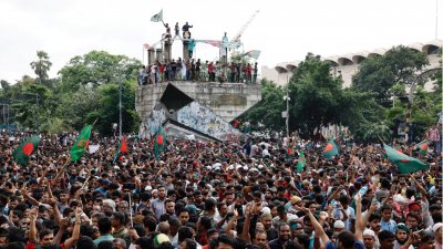 ঢাকায়  আন্দোলনকারীদের জমায়েত।