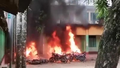 আগুন দেওয়া হয় যানবাহনেও