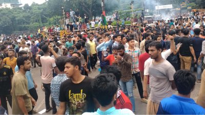 উল্লাসে রাস্তায় নেমে আসেন সব জনতা