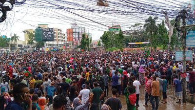 উল্লাসে মেতেছে খুলনার মানুষ (ছবি: বাংলা ট্রিবিউন)