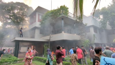 ধানমন্ডি ৩২ নম্বরে বঙ্গবন্ধুর বাড়িতে আগুন ও লুটপাট (ছবি: ফয়সাল ইসলাম রাজীব)