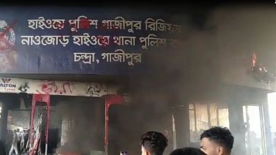 থানার সামনে গাড়িতে আগুন