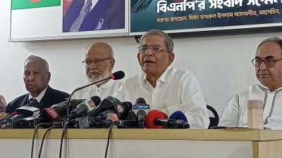 সংবাদ সম্মেলনে বক্তব্য রাখছেন মির্জা ফখরুল ইসলাম আলমগীর