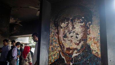 বঙ্গবন্ধুর প্রতিকৃতিসহ পুড়িয়ে দেওয়া হয় স্মৃতি জাদুঘর