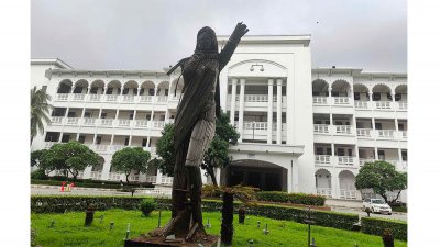 গ্রিক দেবী থেমিসের ভাস্কর্য