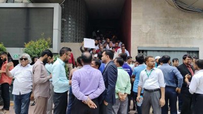 ইসলামী ব্যাংক কার্যালয়ে উত্তেজনা (ছবি: বাংলা ট্রিবিউন)