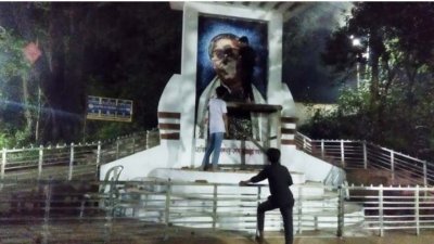 শেখ মুজিবের ম্যুরালে ভাঙচুর