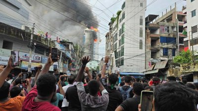 শাহীন চাকলাদারের হোটেলে আগুন