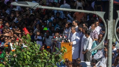 সমাবেশে বক্তব্য দিচ্ছেন  মির্জা ফখরুল ইসলাম আলমগীর। ছবি: সাজ্জাদ হোসেন