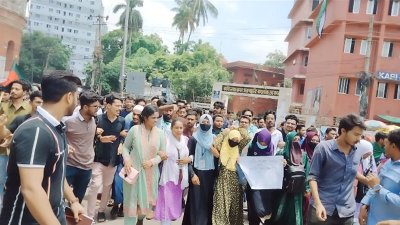 অধ্যক্ষের পদত্যাগের দাবিতে শিক্ষার্থীদের বিক্ষোভ মিছিল