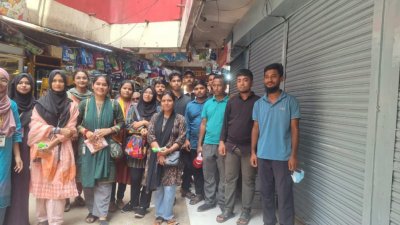 কুমিল্লার বিভিন্ন বাজার পরিদর্শন করেছেন শিক্ষার্থীরা (ছবি: বাংলা ট্রিবিউন)