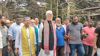 বঙ্গবন্ধুর ৩২ নম্বর বাড়ির সামনে কাদের সিদ্দিকী