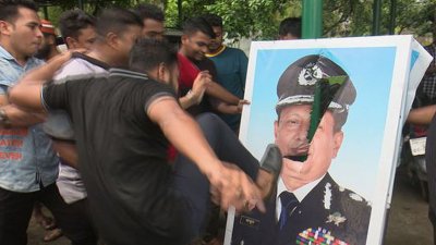 সাবেক আইজিপি আব্দুল্লাহ ‍আল মামুনের ছবি ভাঙচুর (ছবি: বাংলা ট্রিবিউন)
