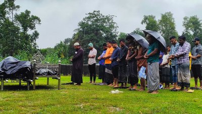 জানাজা শেষে করা হয় দাফন (ছবি: বাংলা ট্রিবিউন)