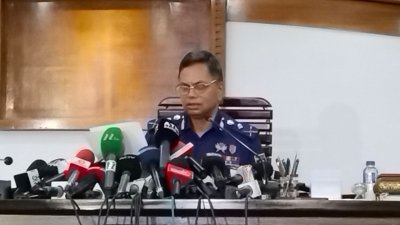 সংবাদ সম্মেলনে আইজিপি ময়নুল ইসলাম
