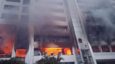 রাজশাহী পুলিশ সদর দফতর, মেয়রের বাড়ি, মালোপাড়া পুলিশ ফাঁড়ি, বোয়ালিয়া, মালোপাড়া, রাজপাড়া, মতিহার ও কাশিয়াডাঙ্গা থানা, আওয়ামী লীগ নেতাদের কার্যালয়, ব্যবসা প্রতিষ্ঠানে অগ্নিসংযোগ এবং লুটপাট