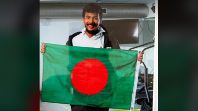 বাংলাদেশের পতাকা হাতে আরিফুল ইসলাম।