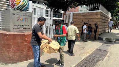 শিক্ষার্থীদের মাঝে খাবার বিতরণ করছেন বিসিবির কর্মচারী।