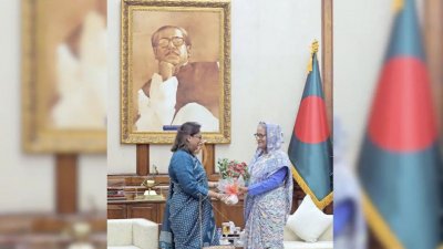 মা শেখ হাসিনার সঙ্গে মেয়ে সায়মা ওয়াজেদ পুতুল। ছবি: এক্স