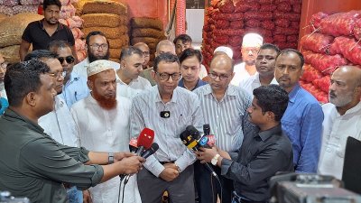 শিক্ষার্থীদের সঙ্গে নিয়ে বাজার মনিটরিং করেন ভোক্তা ডিজি