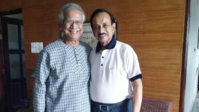 ড. ইউনূসের সঙ্গে তার শ্যালক আসফাক হোসেন (ছবি: সংগৃহীত)
