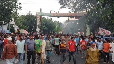 শেখ হাসিনাকে বাংলাদেশে ফিরিয়ে আনার দাবিতে গোপালগঞ্জের কাশিয়ানীতে ঢাকা-খুলনা মহাসড়ক অবরোধ করে বিক্ষোভ করেছেন আওয়ামী লীগ নেতাকর্মীরা