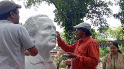 নিজেদের উদ্যোগে শিল্পাচার্য জয়নুল আবেদিনের আবক্ষ ভাস্কর্য সংস্কার করেছেন স্থানীয় শিল্পী ও ভক্তরা