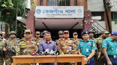 তেজগাঁও থানায় সেনা ও পুলিশ সদস্যদের ব্রিফিং (ছবি: আরমান ভূঁইয়া)